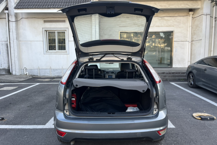 福特 福克斯 2012款 两厢经典 1.8L 自动基本型车身外观6002