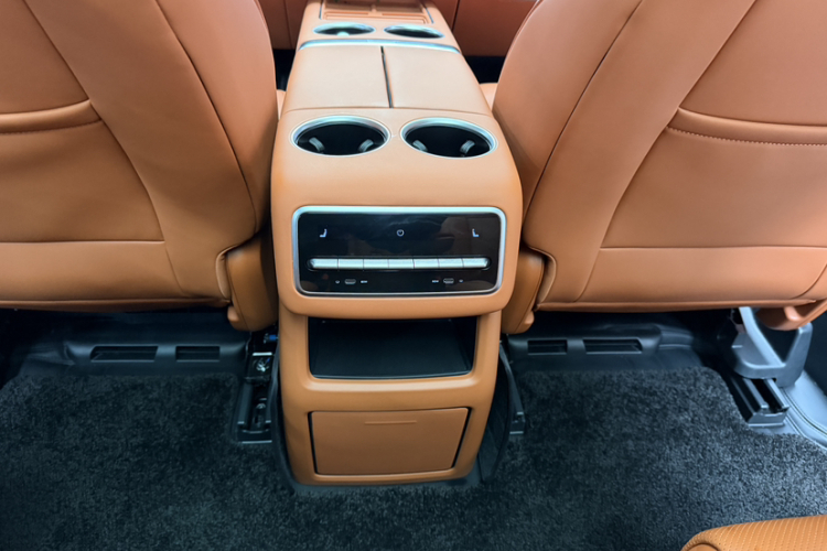 理想汽车 理想L8 2023款 Pro中控内饰7009