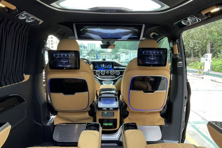 奔驰 威霆 2023款 2.0T 精英版 7座中控内饰7006