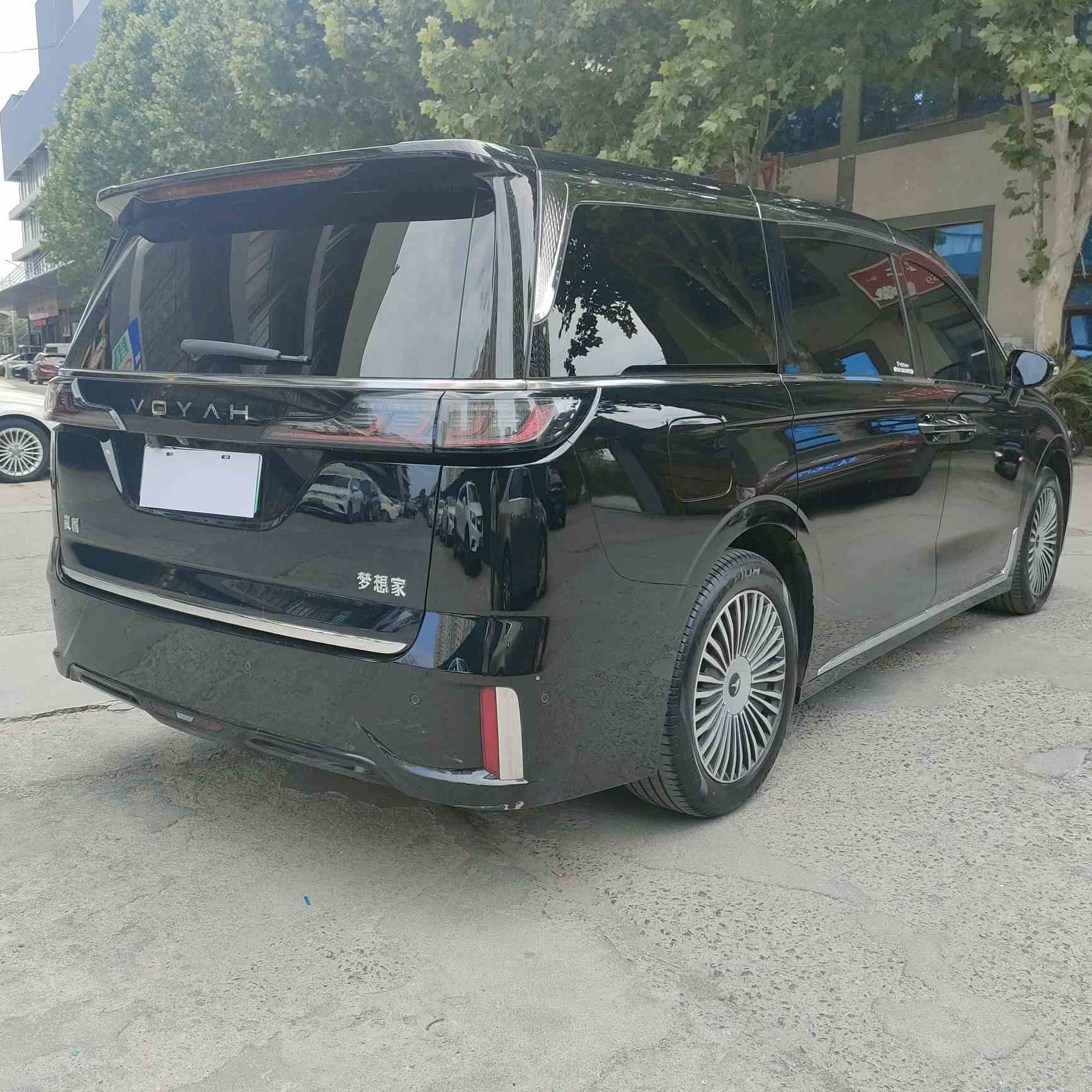 岚图汽车 岚图梦想家 2025款 PHEV 四驱尊贵鲲鹏版(4)