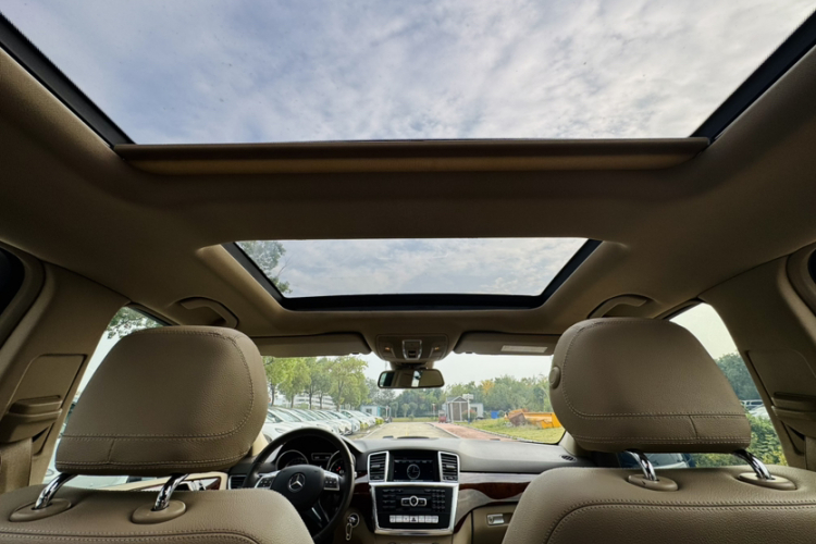 奔驰M级 2014款 ML 400 4MATIC动感型局部细节22