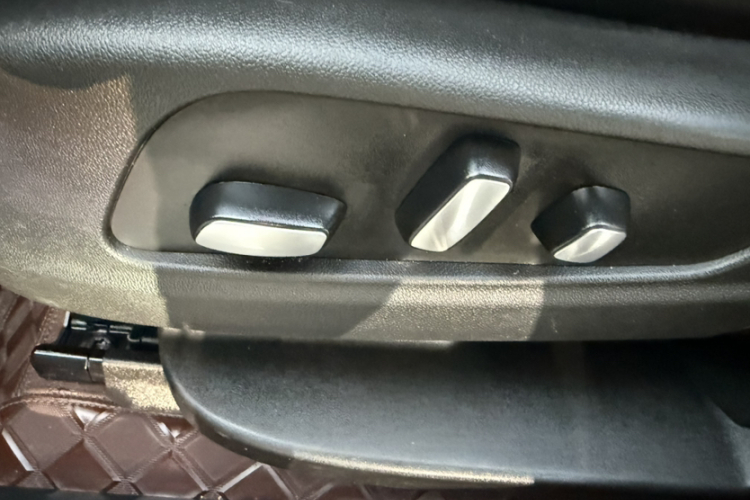 凯迪拉克XT6 2022款 2.0T 七座四驱豪华型中控内饰7001