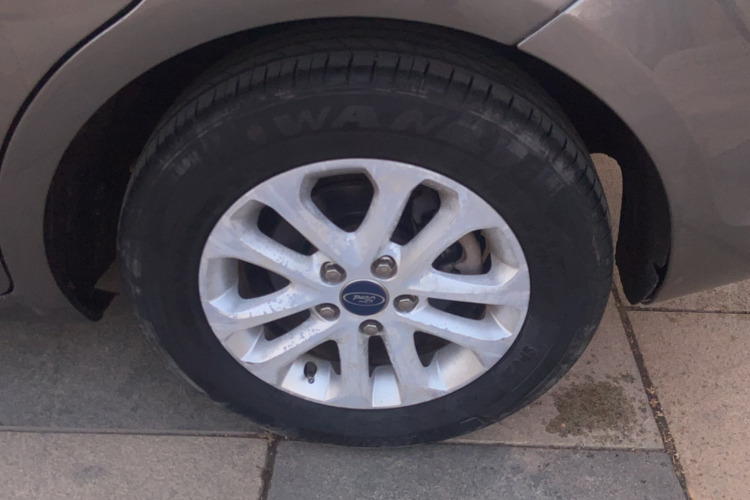 福特 福克斯 2013款 三厢经典 1.8L 手动基本型车身外观6011