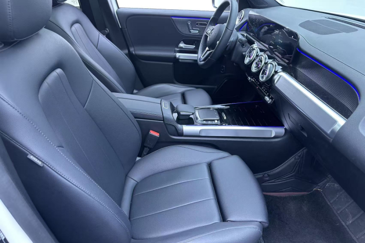 奔驰EQB 2024款 EQB 260中控内饰7010