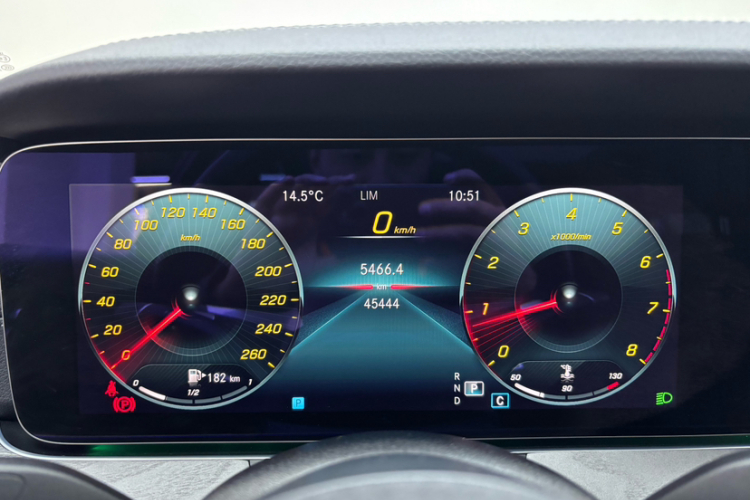 奔驰E级 2022款 改款三 E 300 L 运动时尚型中控内饰15