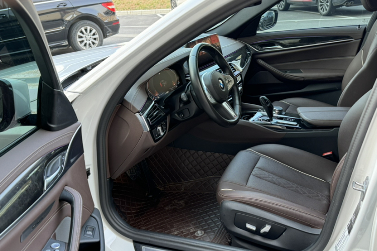 宝马5系 2022款 改款二 525Li M运动套装中控内饰7009