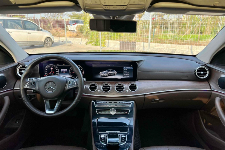 奔驰E级 2016款 E 300 L 豪华型中控内饰7004