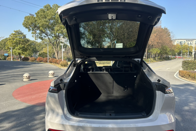 飞凡汽车 飞凡R7 2025款 长续版中控内饰7008