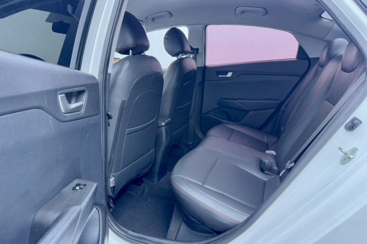 现代 悦纳 2016款 1.4L 自动炫酷版GLS中控内饰7003