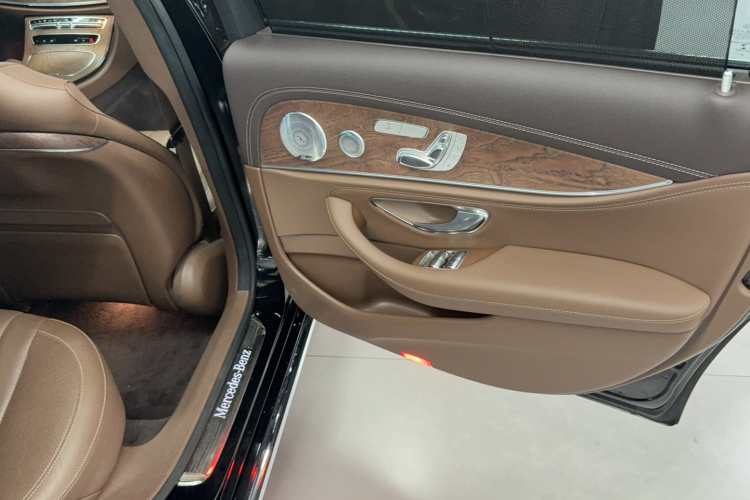 奔驰E级 2021款 E 300 L 尊贵型局部细节9002
