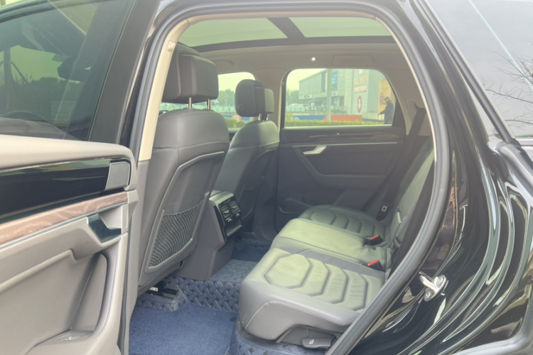 大众 途锐 2022款 3.0TSI 锐享版 曜黑运动套装中控内饰7014