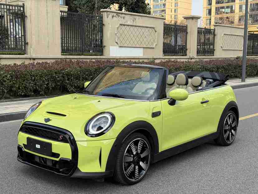 嘉兴二手MINI 2023款敞篷车，小两口周末逛南湖的浪漫经济账怎么算？