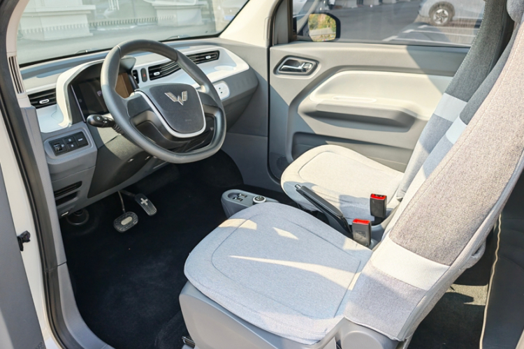 五菱汽车 宏光MINIEV 2022款 马卡龙时尚款 磷酸铁锂中控内饰7004