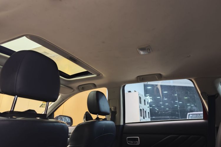 三菱 欧蓝德 2019款 2.0L 两驱畅享版 5座 国V中控内饰7004