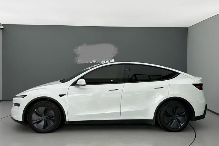 特斯拉 Model Y 2025款 后轮驱动 首发版车身外观6006
