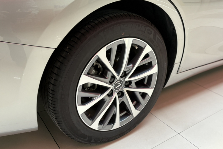 雷克萨斯ES 2025款 300h 臻享版车身外观6005