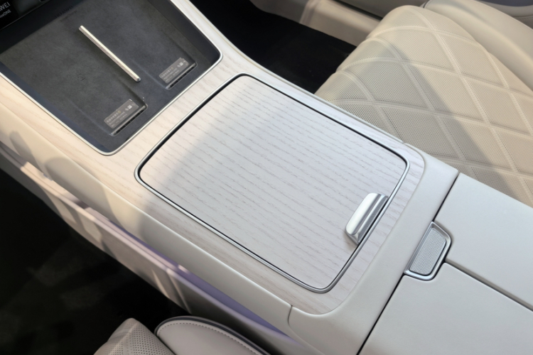 鸿蒙智行 享界S9 2024款 纯电 Ultra 四驱旗舰版中控内饰7009