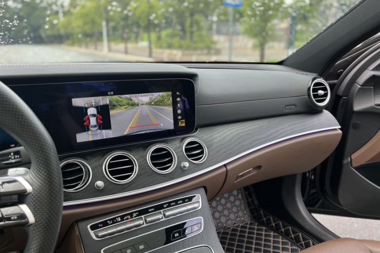 奔驰E级 2023款 改款 E 300 L 运动时尚型中控内饰7007