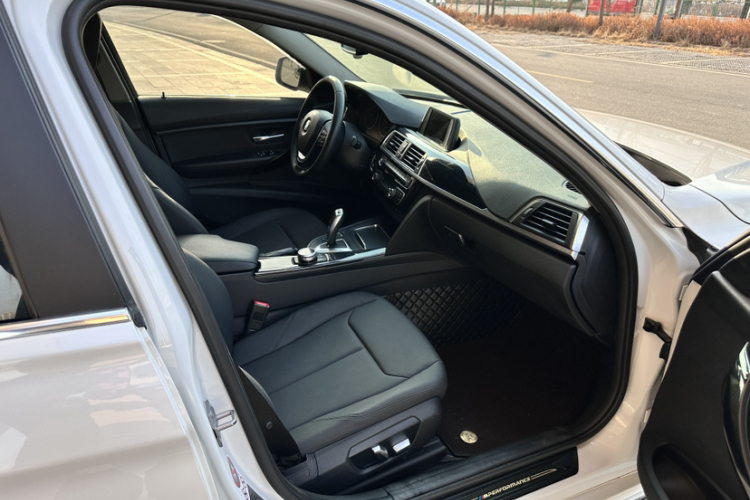 宝马3系 2017款 320Li 时尚型中控内饰7010