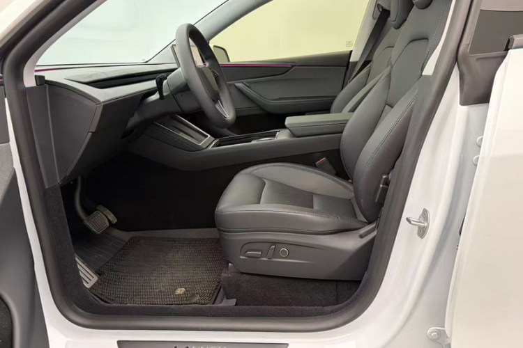 特斯拉 Model Y 2025款 后轮驱动 首发版中控内饰7006