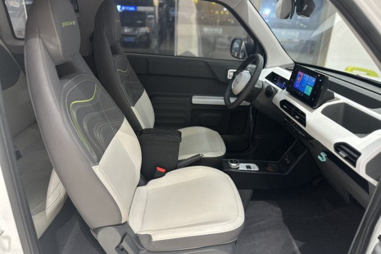 吉利银河 2024款 200km 熊猫骑士中控内饰7010