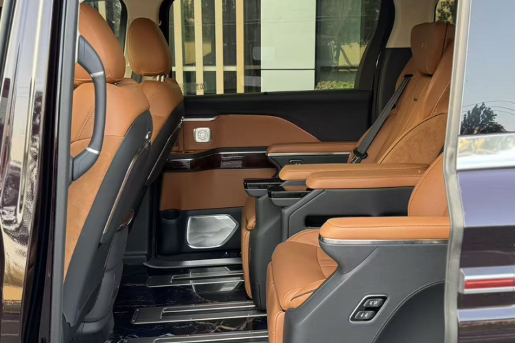 红旗HQ9 2023款 2.0T 智联旗畅版中控内饰7005