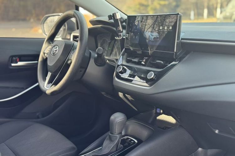 丰田 卡罗拉 2023款 1.8L 智能电混双擎 先锋版中控内饰7001