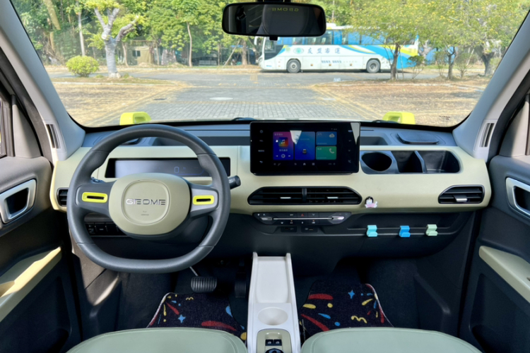 吉利银河 2024款 200km 熊猫骑士中控内饰7002