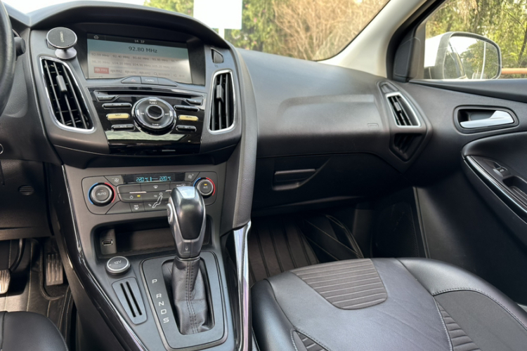 福特 福克斯 2017款 三厢 1.6L 自动风尚型智行版局部细节18