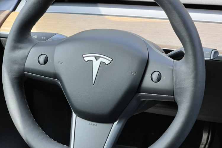 特斯拉 Model Y 2021款 长续航全轮驱动版中控内饰7002