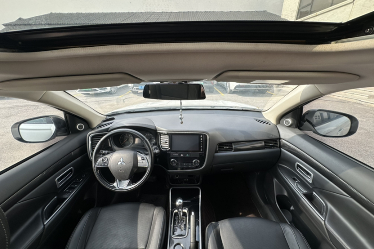 三菱 欧蓝德 2018款 2.0L 两驱荣耀版 5座中控内饰7002