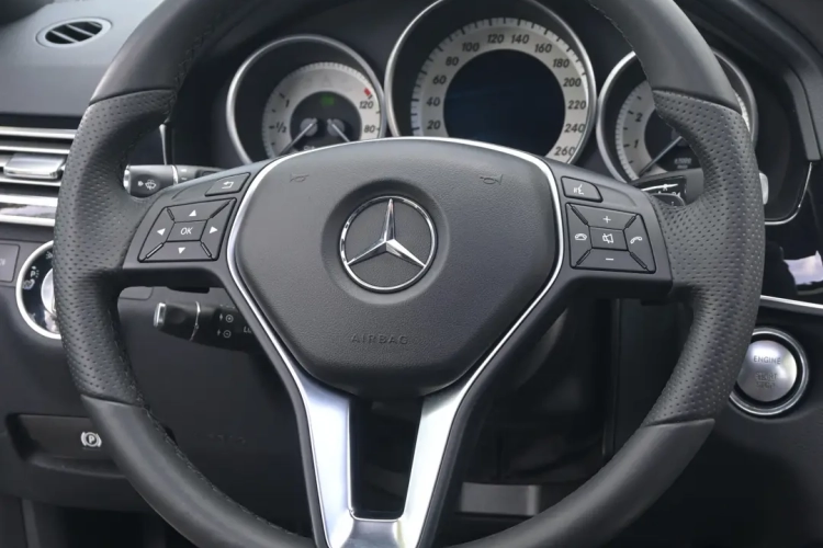 奔驰E级 2015款 改款 E 260 L 运动型中控内饰7002