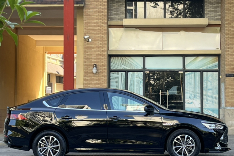 比亚迪 秦PLUS 2024款 荣耀版 DM-i 55KM领先型车身外观6010