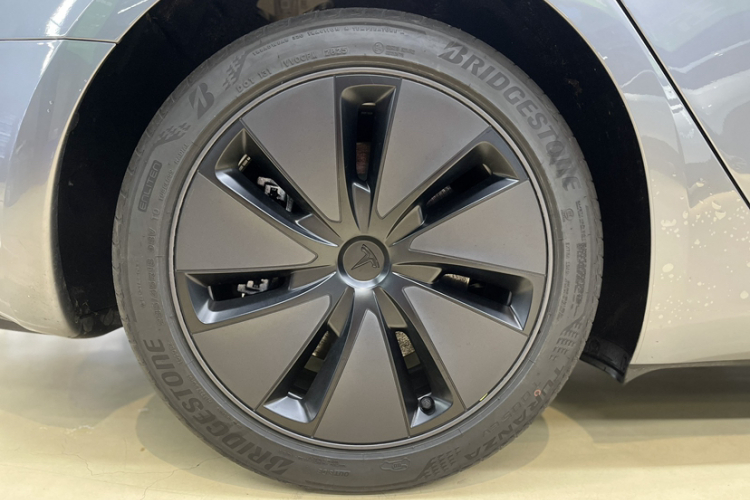 特斯拉 Model 3 2025款 后轮驱动版车身外观6008