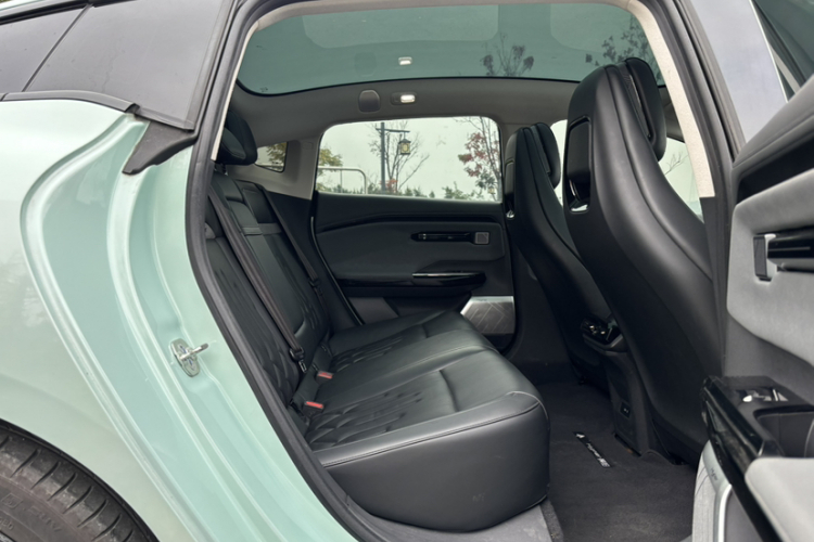 昊铂GT 2023款  710后驱超充七翼版车身外观6012