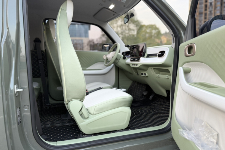 吉利银河 2025款 210km 熊猫骑士中控内饰7006