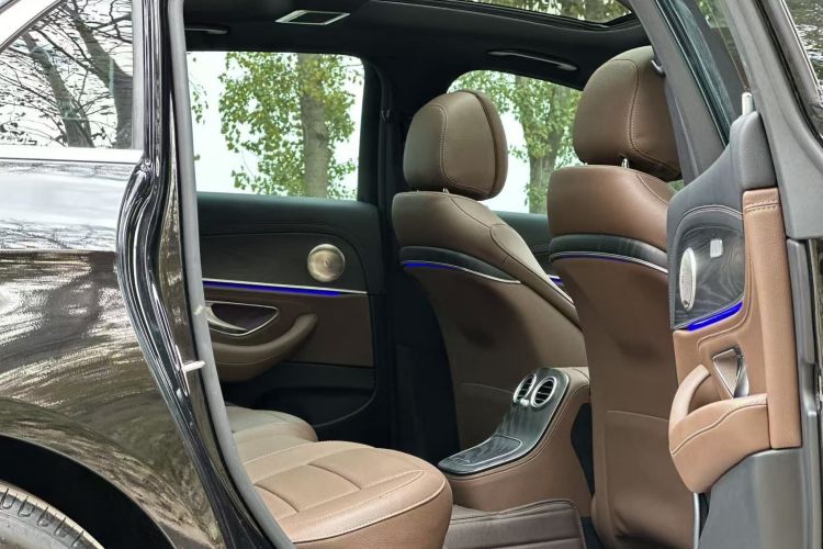 奔驰E级 2022款 改款 E 260 L 运动型中控内饰7008