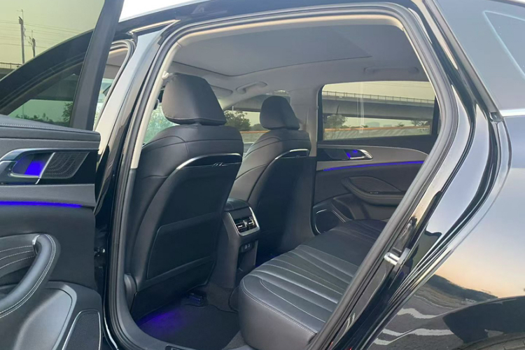 红旗H5 2023款 2.0T 自动智联旗畅版中控内饰7003