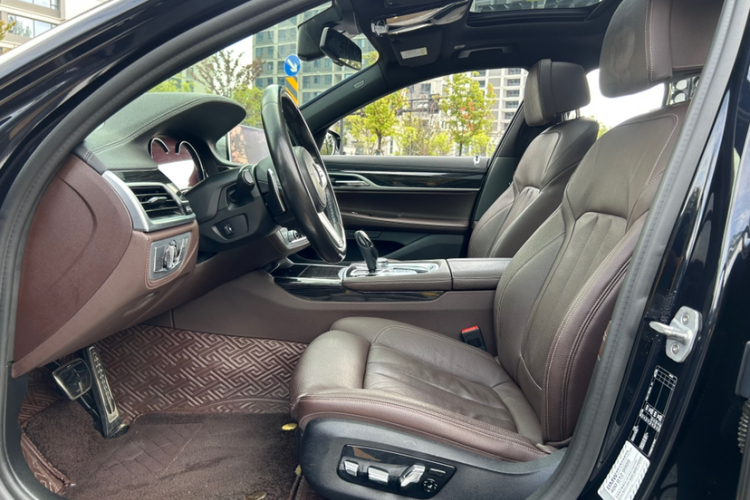 宝马7系 2018款 730Li 领先型 M运动套装中控内饰7005