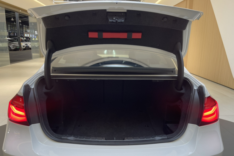 宝马3系 2019款 320i M运动曜夜版局部细节23