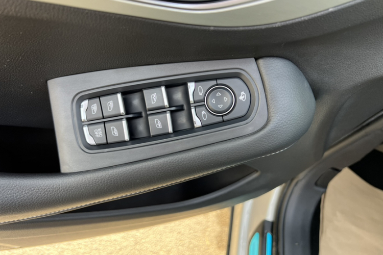 众泰SR7 2016款 1.5T CVT魔方之心版 国IV局部细节9005