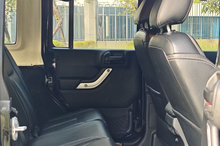 Jeep 牧马人 2015款 3.6L Rubicon 四门舒享版中控内饰7009