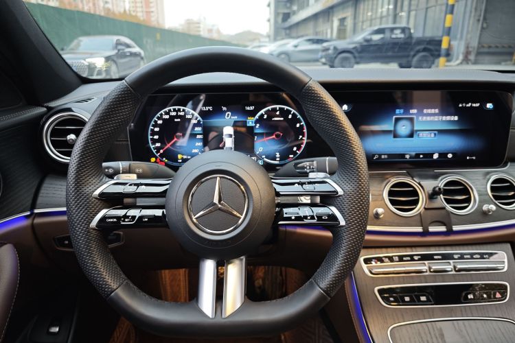 奔驰E级 2023款 改款 E 260 L 运动型中控内饰7005