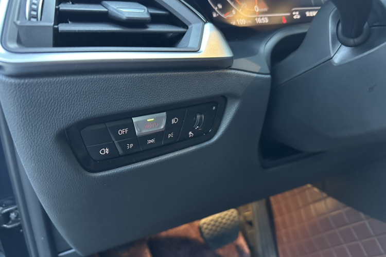 宝马3系 2021款 改款 320Li M运动套装中控内饰7015