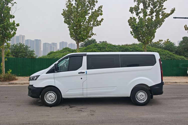 福特 全顺 2023款 2.0T柴油手动多功能商用车中轴低顶5/6座车身外观6006