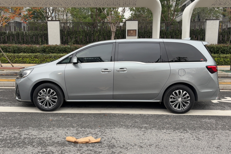 别克GL8 2022款 陆上公务舱 652T 智慧尊贵型车身外观6009