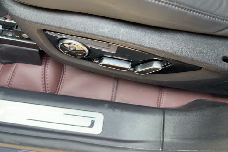 比亚迪 唐新能源 2021款 DM-i 112KM 尊荣型局部细节9004