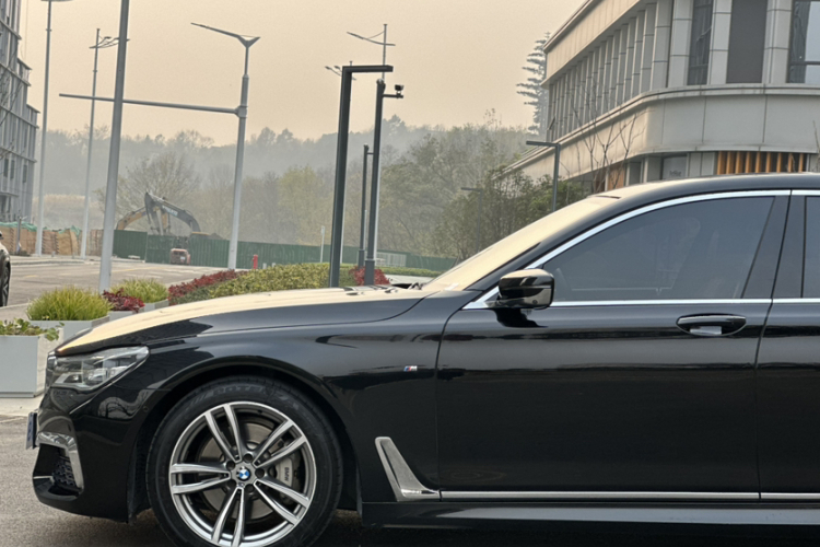 宝马7系 2018款 730Li 尊享型 M运动套装车身外观6008