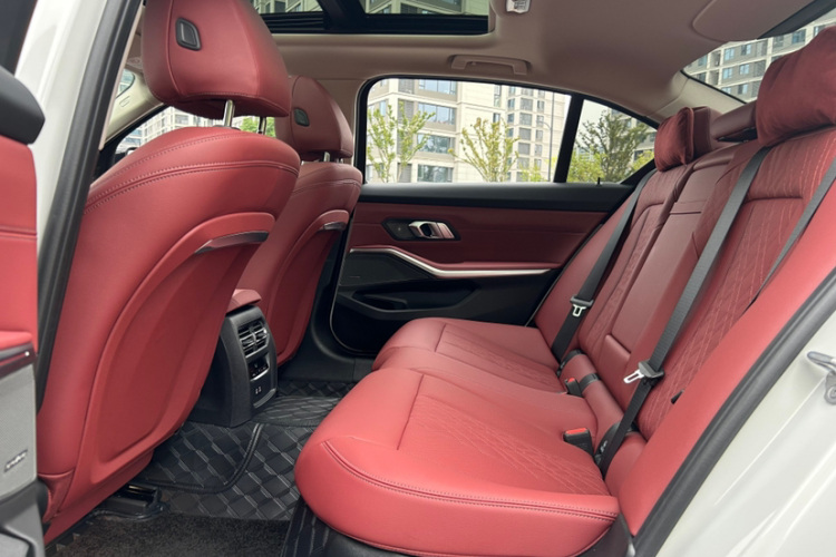 宝马3系 2025款 330Li M运动曜夜套装中控内饰7011