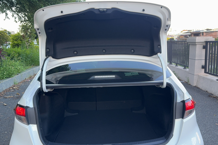 丰田 雷凌 2023款 185T CVT豪华版局部细节23